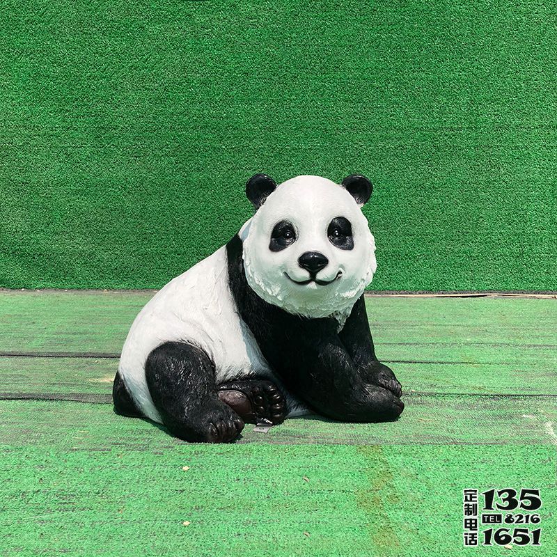 游樂場(chǎng)景觀趴著的彩繪玻璃鋼熊貓雕塑 游樂場(chǎng)景觀趴著的彩繪玻璃鋼熊貓雕塑