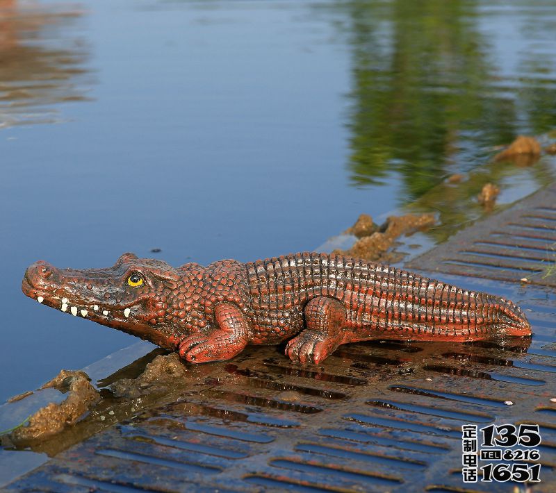 湖邊擺放的玻璃鋼仿真動(dòng)物鱷魚雕塑 湖邊擺放的玻璃鋼仿真動(dòng)物鱷魚雕塑